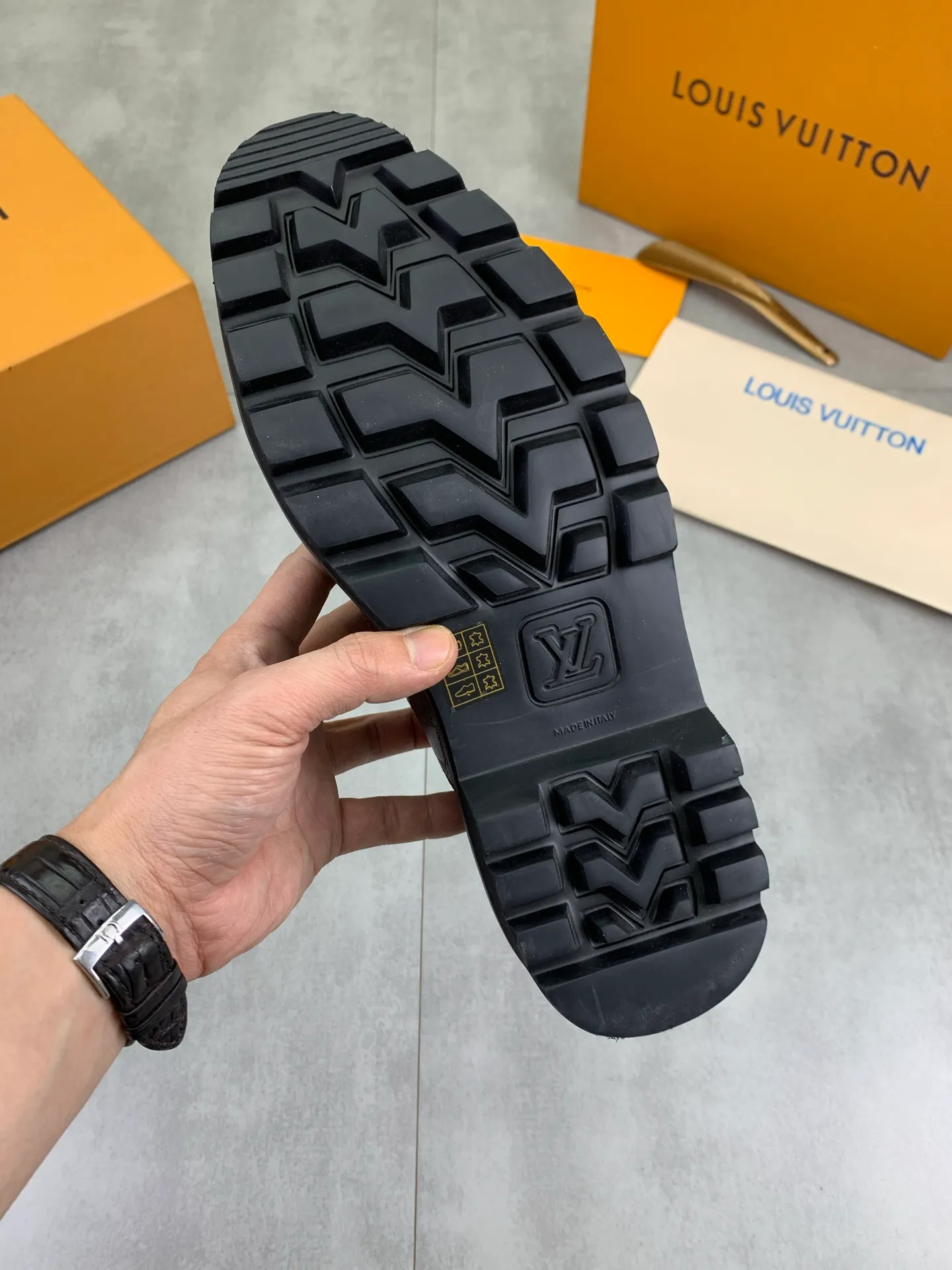 Factory price P820 💎💎💎Top version LOUIS VUITTON [Louis Vuitton] - LV men's business casual leather shoes, luxurious and noble 👞All imported original cowhide, just to create a more comfortable wearing experience, upper: original high-end calfskin➕Imported soft cowhide lining, original lightweight foam outsole✔️Color: 3️⃣colors available Size: 39-44 (38.45 46 can be customized (non-returnable)
